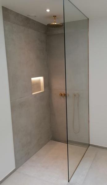 Nordic brusevæg på mål 900 x 2000 mm, klart glas 8 mm - messing u-profil