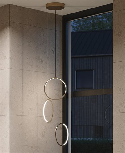 Halo pendel lampe med tre lysringe - børstet messing