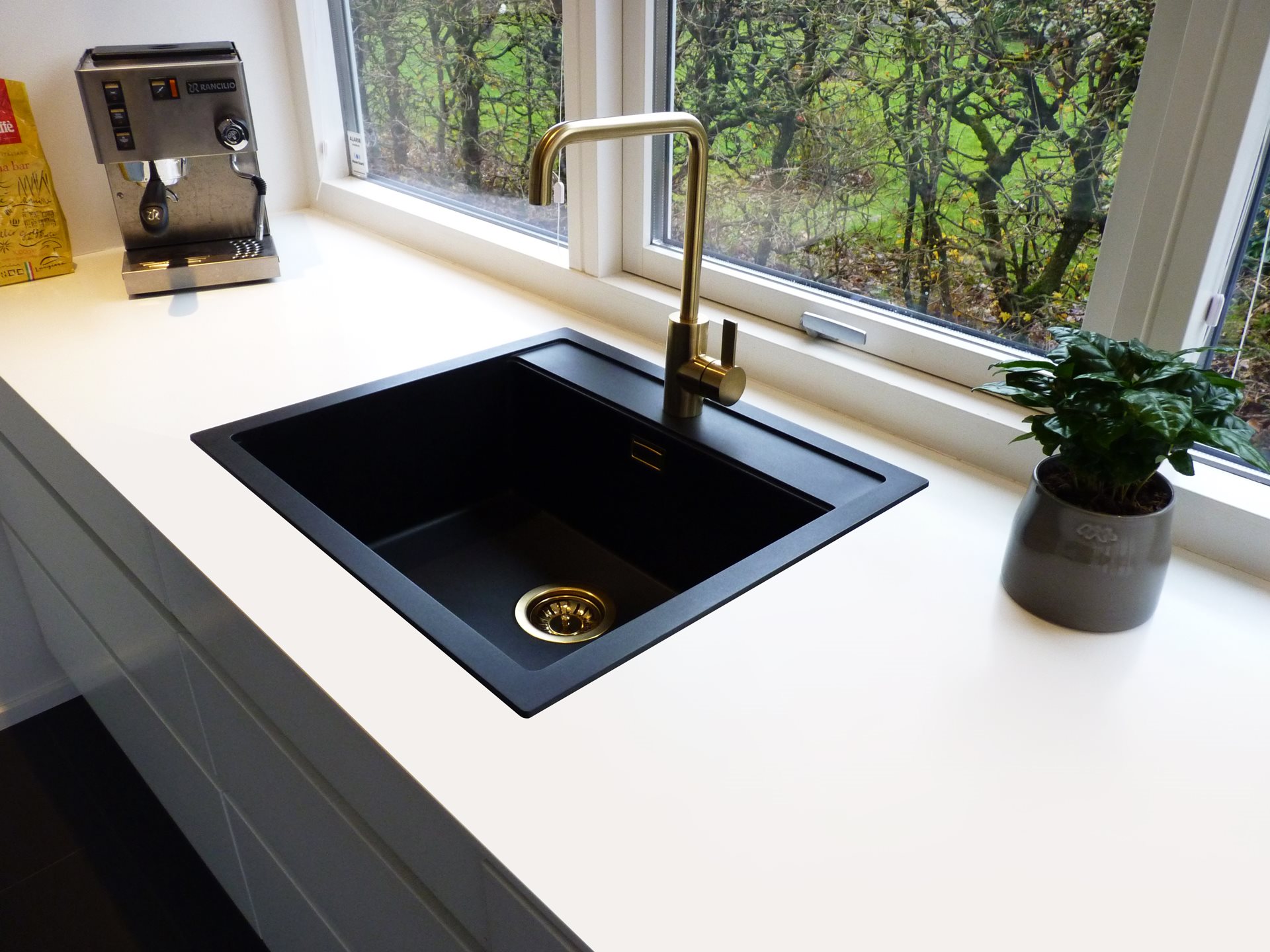 Varme mængde af salg Panorama Nordic K sort komposit køkkenvask m/messing strainer | Køb nu